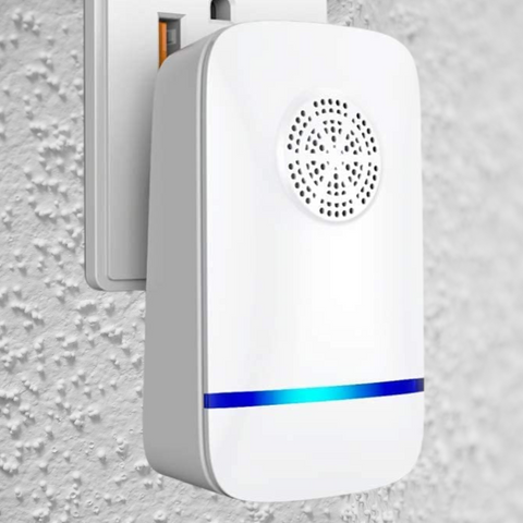 Ultrasonic pest repellent device